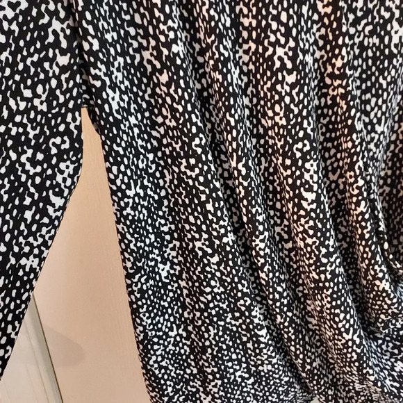 Talbots Woman Long Sleeve Black and White Faux Wrap Top in Size 2X - Picture 6 of 9